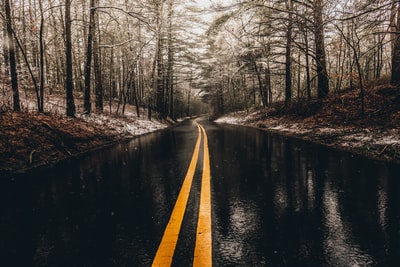 雨中沥青路面景观照片